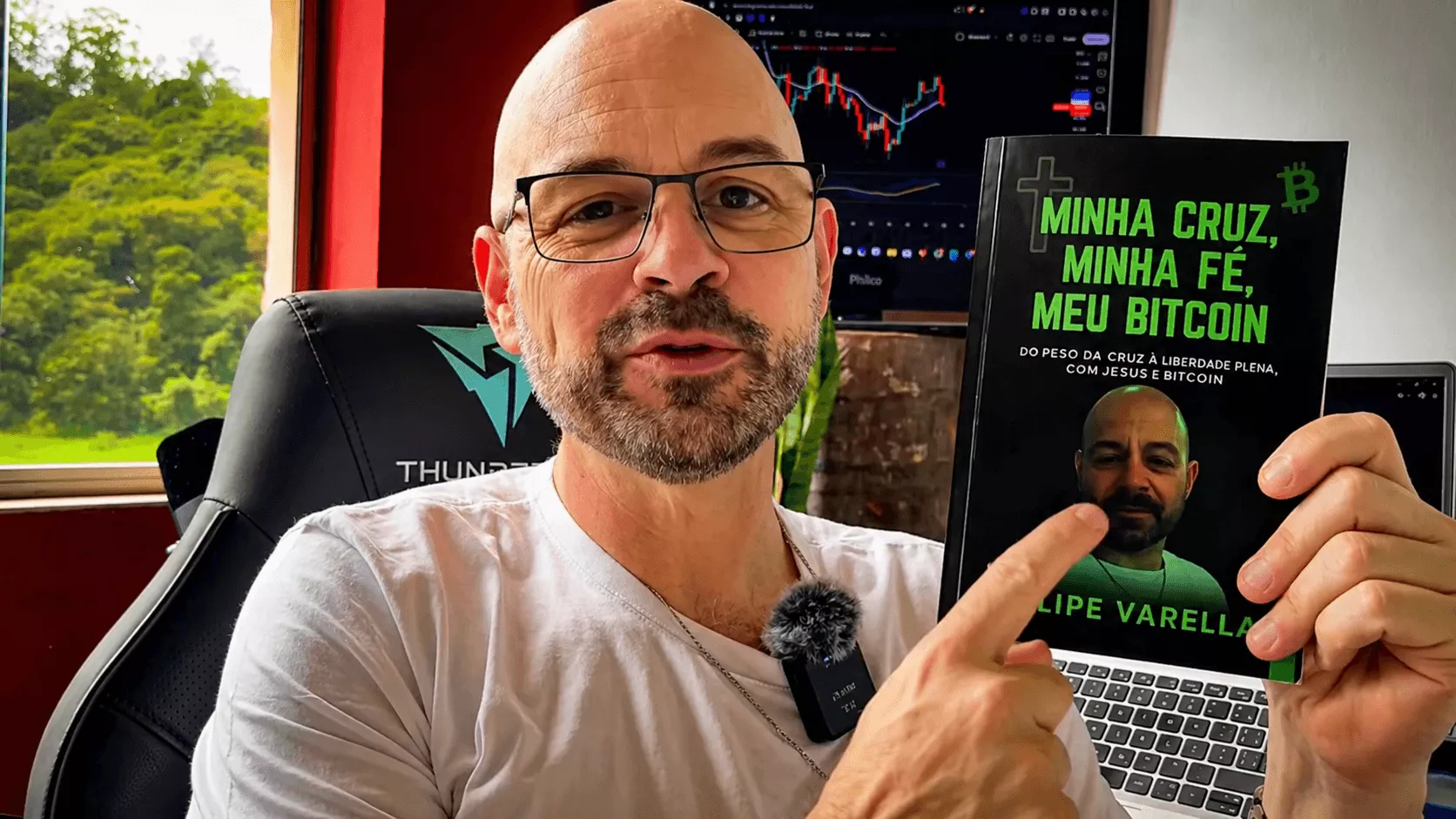 Felipe Varella apresentando seu livro Minha Cruz, Minha Fé, Meu Bitcoin